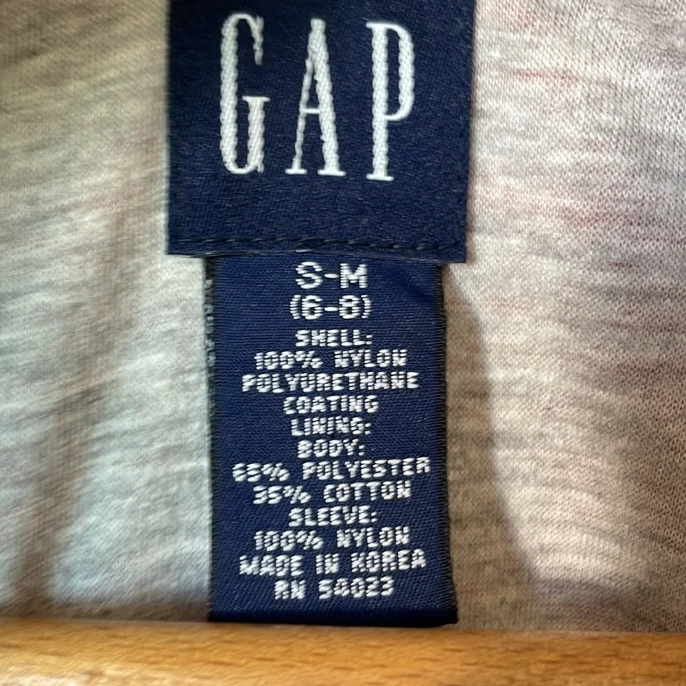 Gap kids packable hooded windbreaker with jersey lining in size 6-8. Ex. Cond